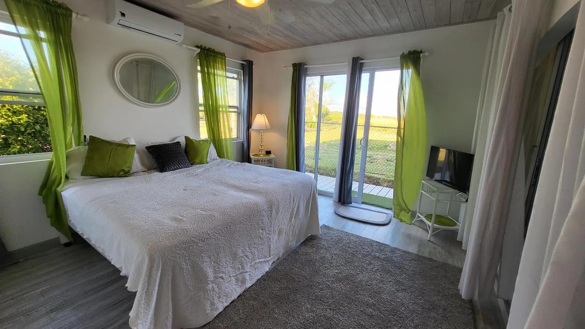 Unique Villa Retreat Style! Full Sea Views & Pool! Villa Christchurch