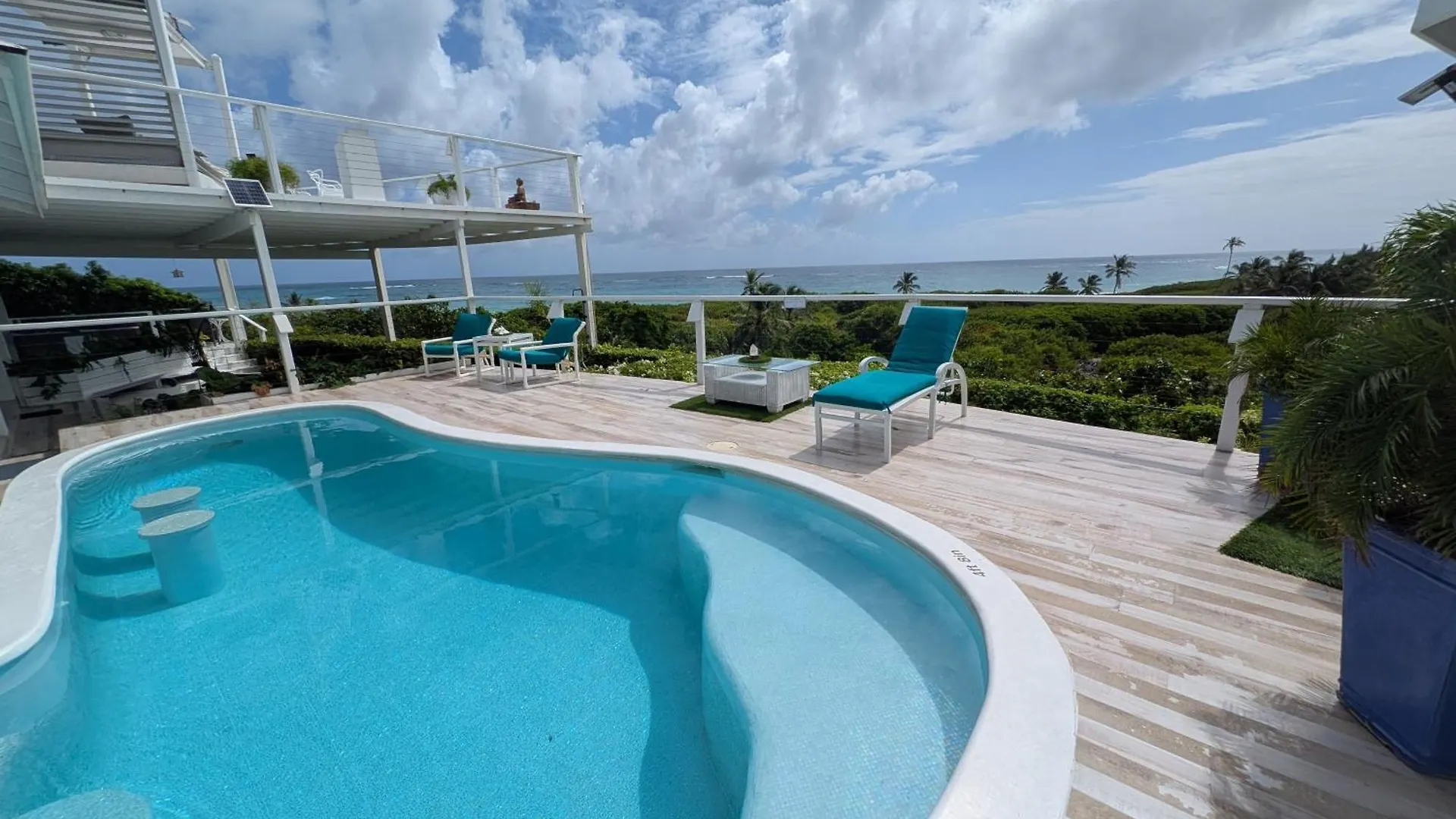 Unique Villa Retreat Style! Full Sea Views & Pool! Villa Christchurch