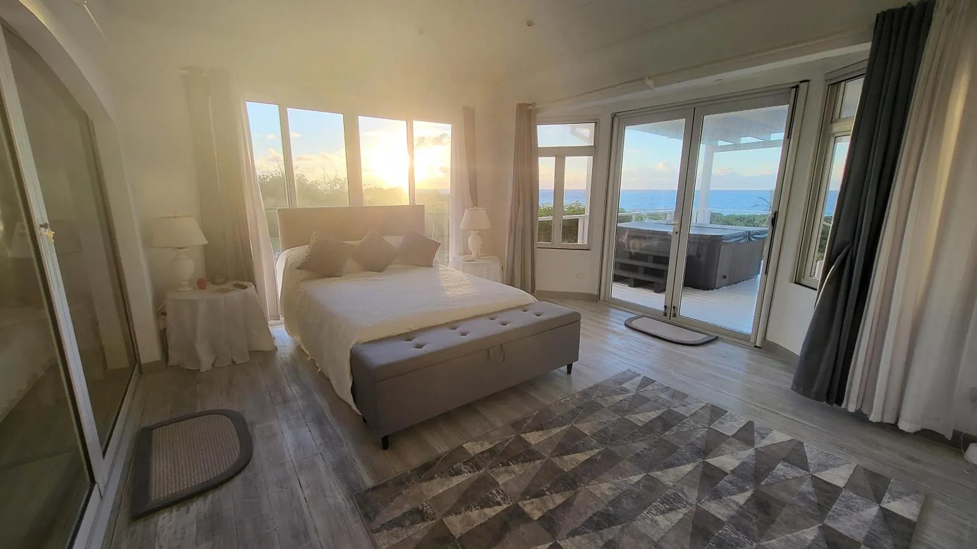 Unique Villa Retreat Style! Full Sea Views & Pool! Villa Christchurch