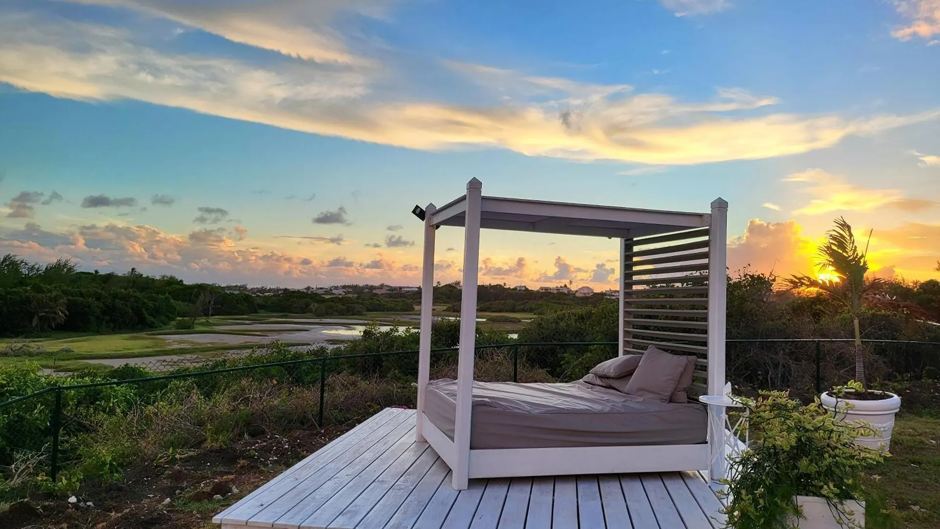 Unique Villa Retreat Style! Full Sea Views & Pool! Villa Christchurch