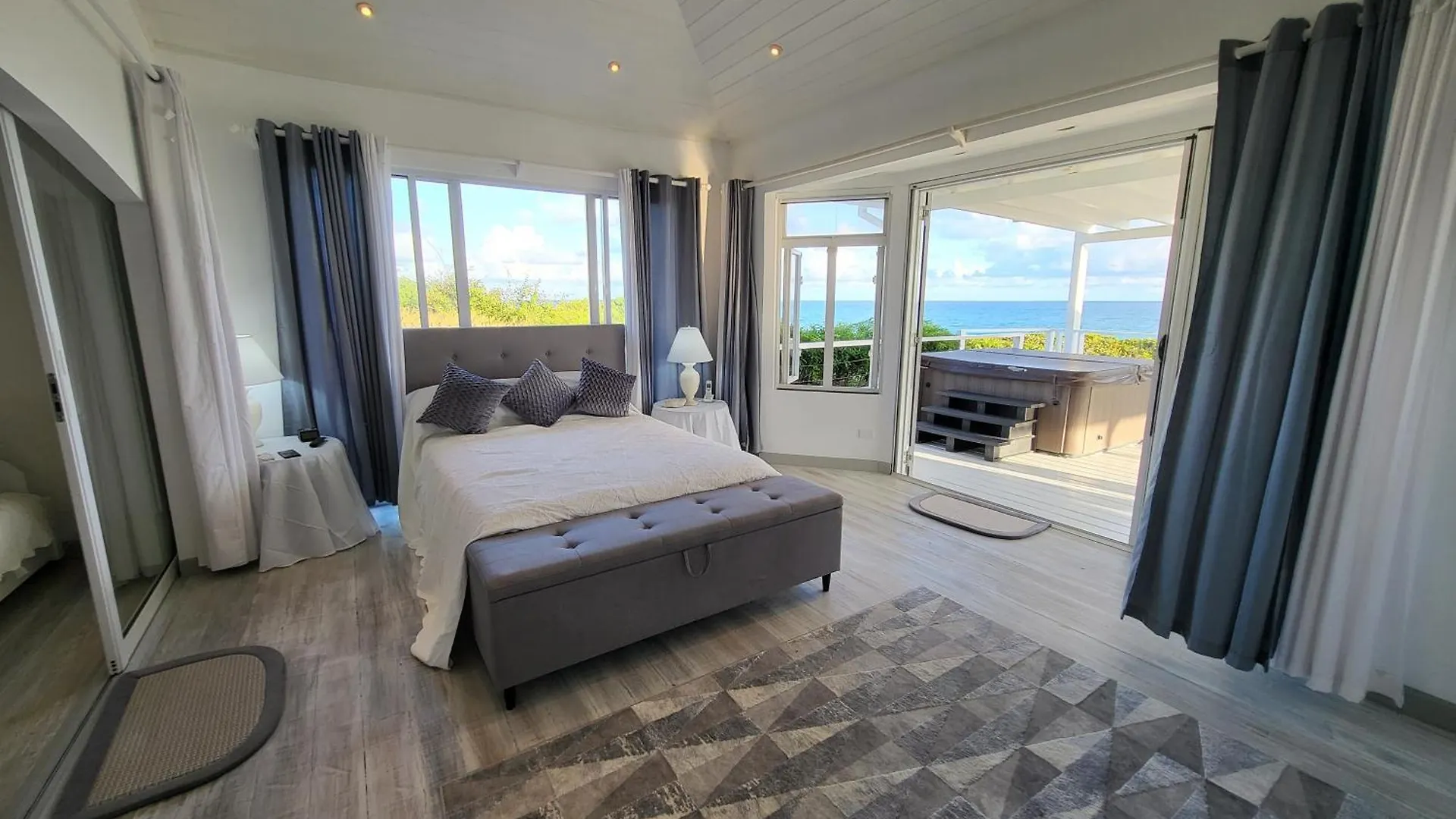 Unique Villa Retreat Style! Full Sea Views & Pool! Villa Christchurch