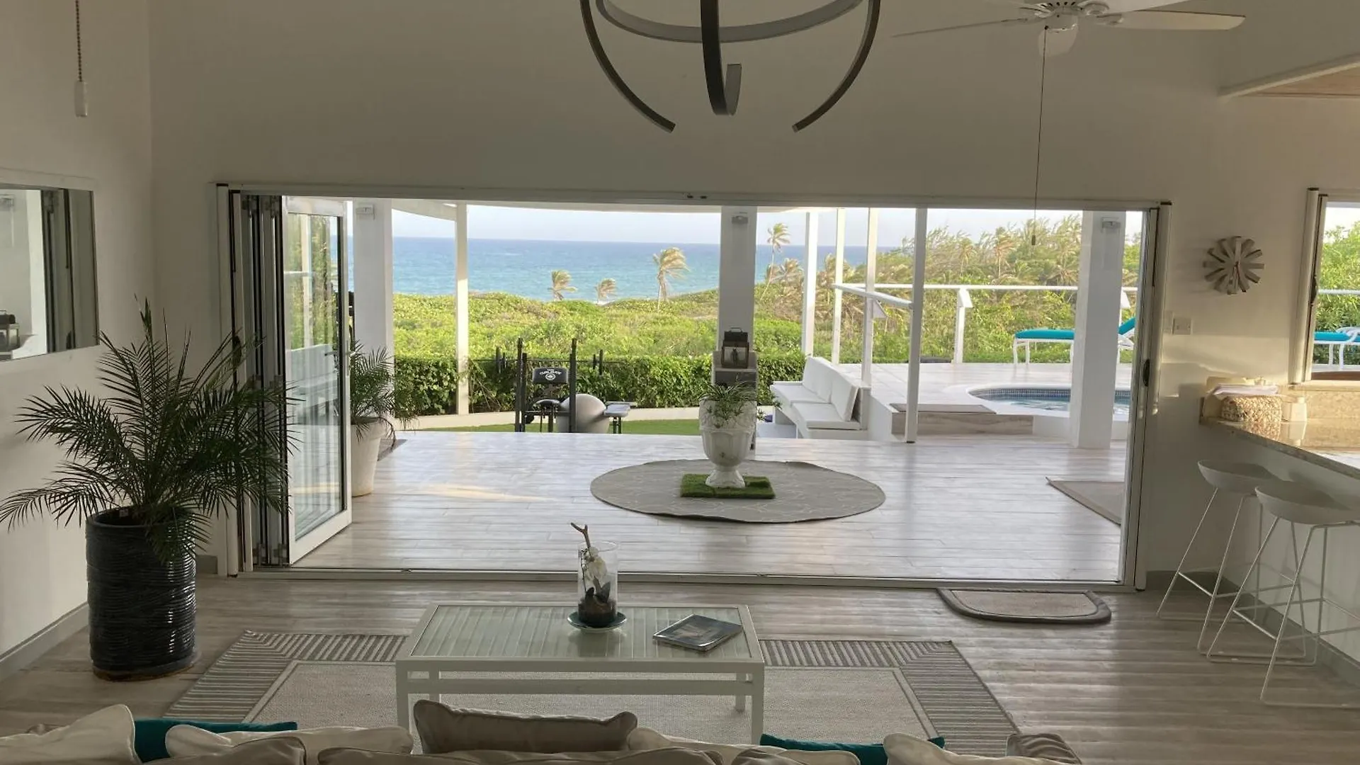 Unique Villa Retreat Style! Full Sea Views & Pool! Villa Christchurch