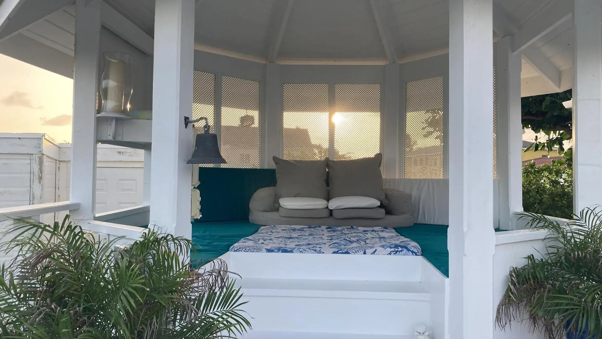 Unique Villa Retreat Style! Full Sea Views & Pool! Villa Christchurch
