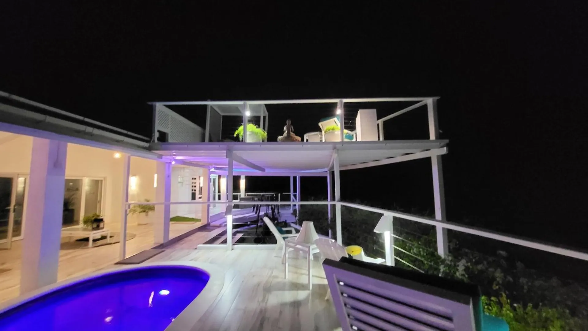 Unique Villa Retreat Style! Full Sea Views & Pool! Villa Christchurch