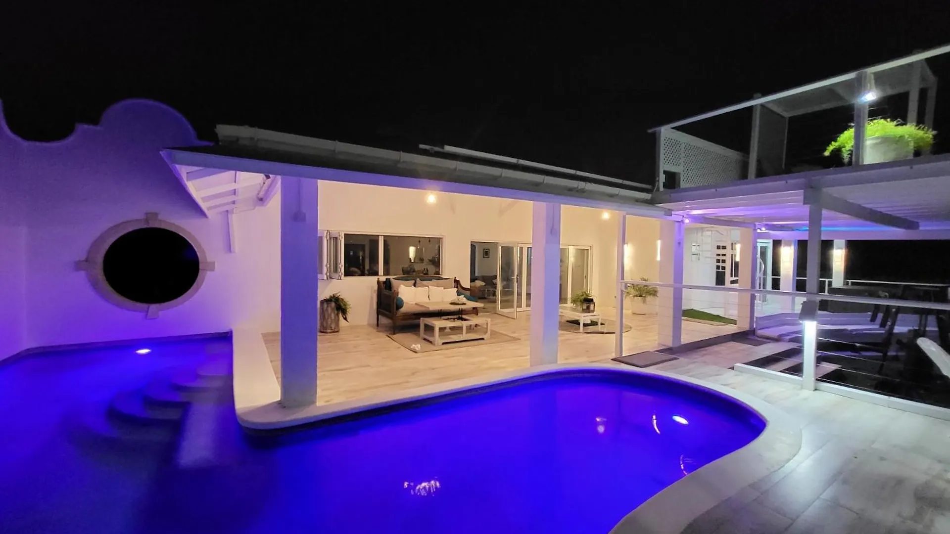 Unique Villa Retreat Style! Full Sea Views & Pool! Villa Christchurch
