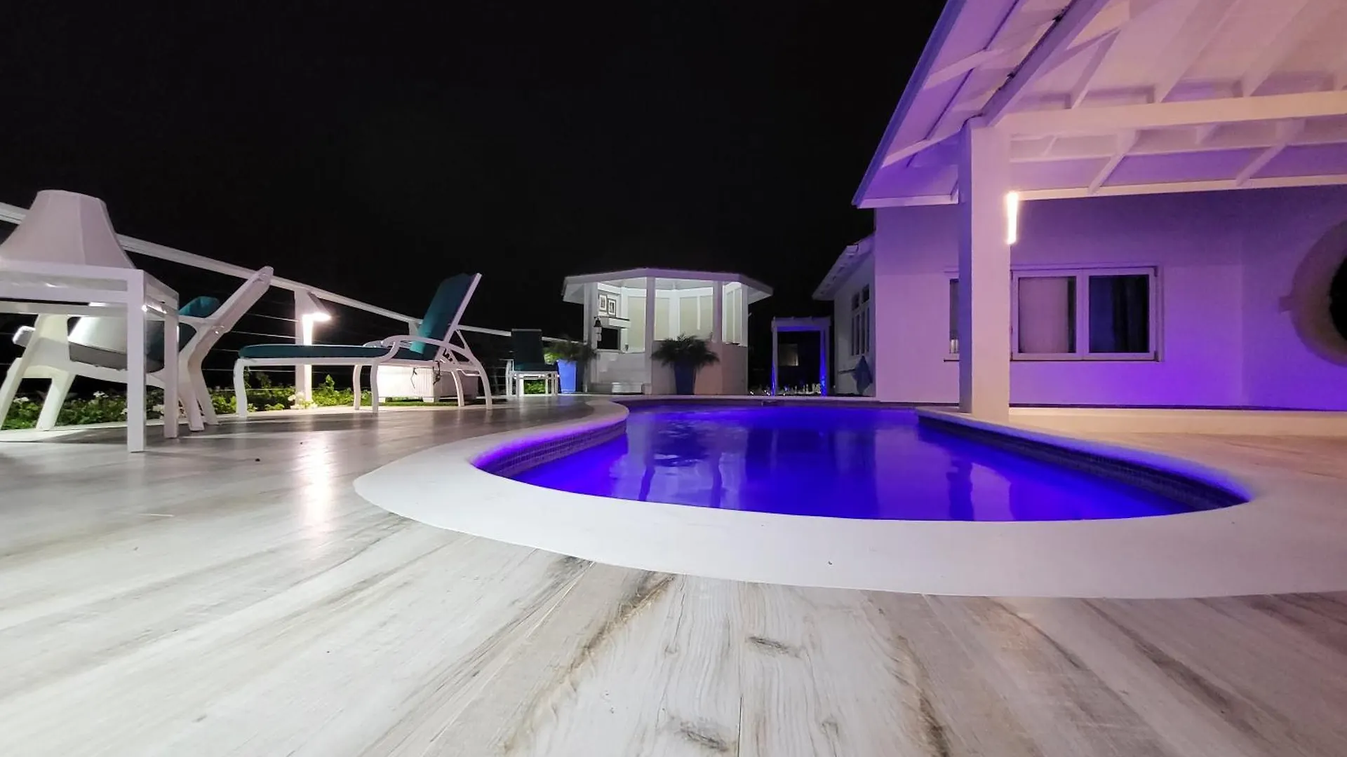 Unique Villa Retreat Style! Full Sea Views & Pool! Villa Christchurch